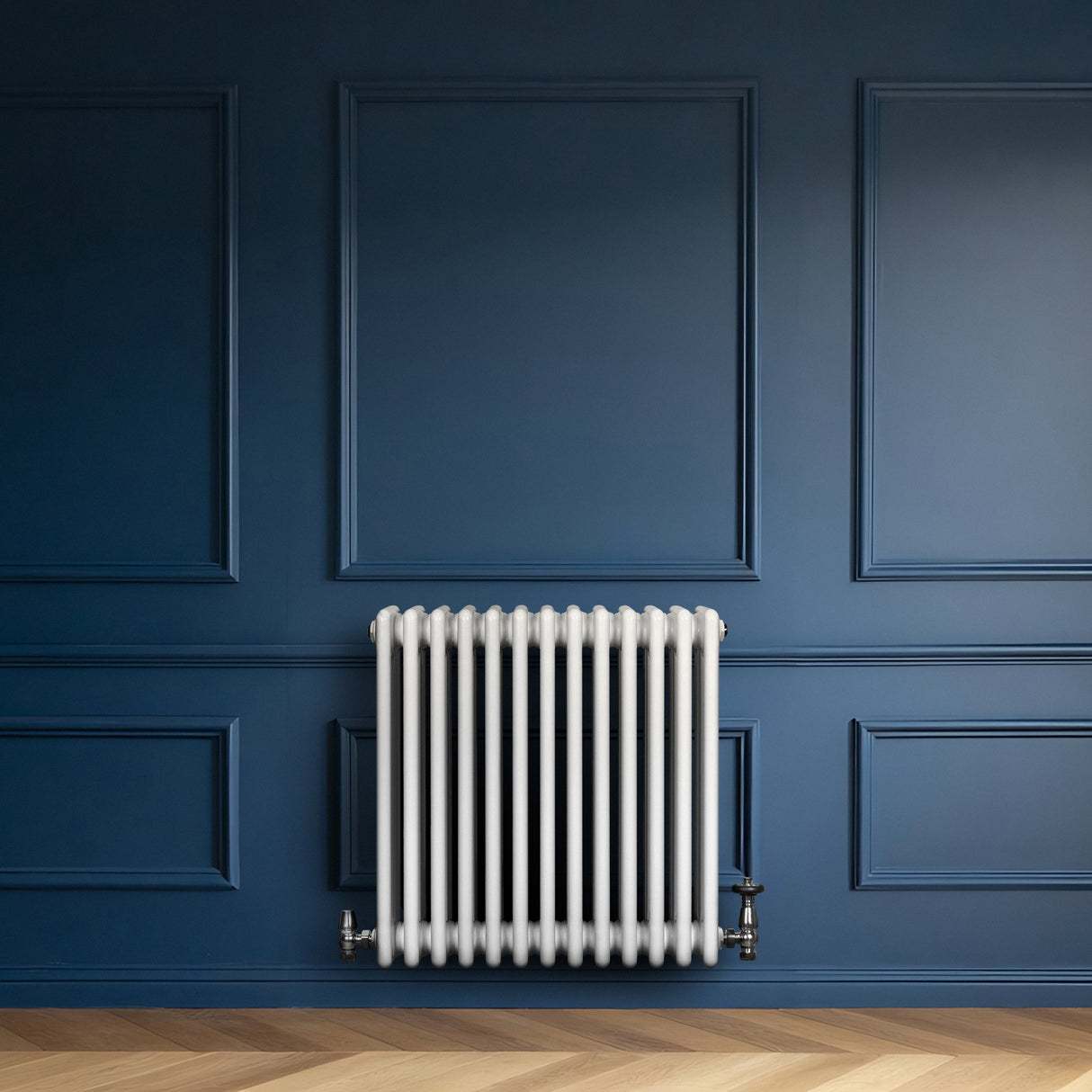 Radiateur traditionnel à 4 colonnes blanc, 600 x 605 mm, installé sur un mur bleu, avec un sol en bois clair et des détails élégants