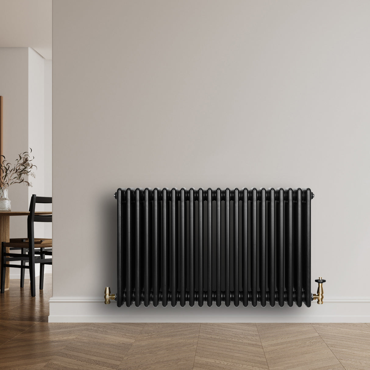 Radiateur traditionnel à 4 colonnes noir, 600 x 1010 mm, avec finition lisse et élégante, installé contre un mur clair en bois