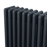 Radiateur traditionnel à 4 colonnes en gris anthracite, avec une finition lisse et des lignes élégantes, idéal pour un intérieur moderne