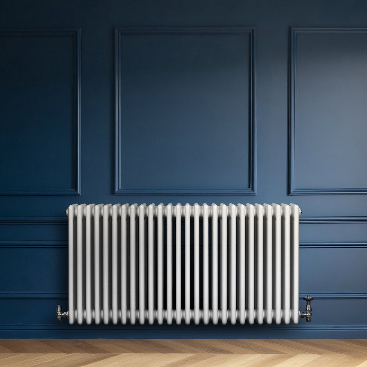 Radiateur traditionnel à 4 colonnes blanc, 600 x 1190 mm, installé contre un mur bleu, avec un sol en bois clair et texturé