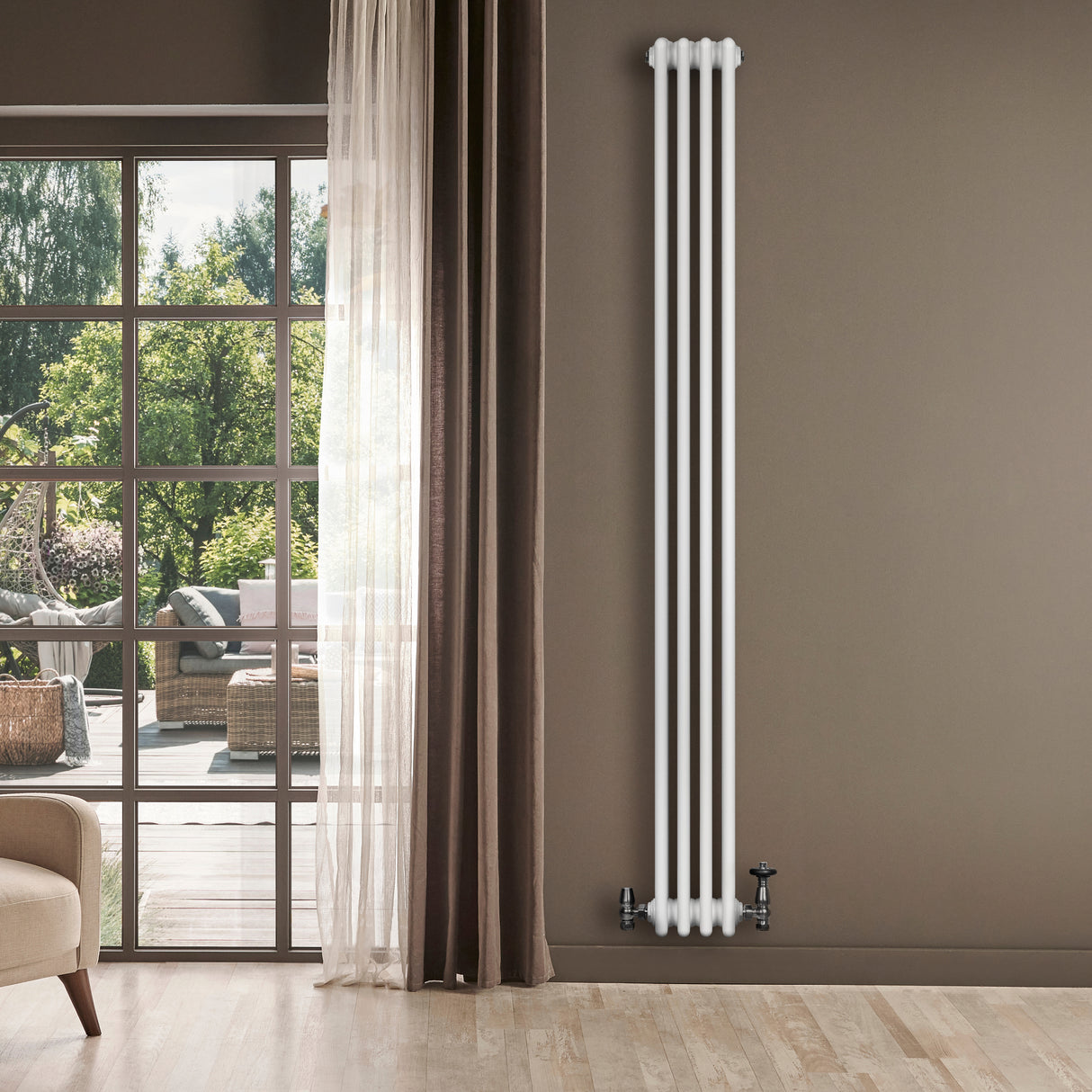 Radiateur traditionnel à 4 colonnes blanc, 1800 x 200 mm, installé sur un mur beige, avec lumière naturelle et vue sur l'extérieur