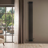 Radiateur traditionnel à 4 colonnes noir, 1800 x 200 mm, installé sur un mur beige, avec des détails en laiton et une texture lisse