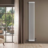 Radiateur traditionnel à 4 colonnes blanc de 1800 x 290 mm, installé sur un mur, avec une lumière naturelle et un décor moderne en arrière-plan