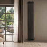 Radiateur traditionnel noir à 4 colonnes, 1800 x 290 mm, élégant et moderne, installé sur un mur beige, avec lumière naturelle