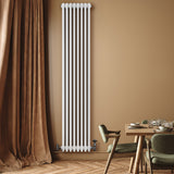 Radiateur traditionnel à 4 colonnes blanc, 1800 x 380 mm, installé sur un mur beige, avec des textures douces et un design élégant