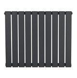 Radiateur plat à 1 panneau de 600 x 700 mm en gris anthracite, avec des lattes verticales lisses et modernes, finition mate