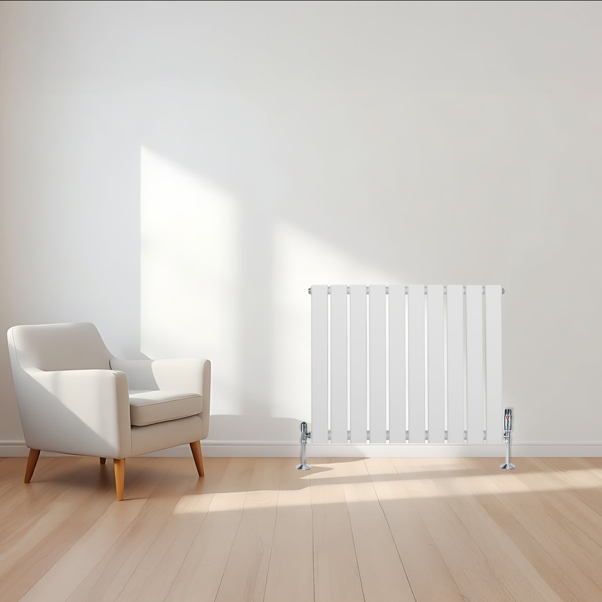 Radiateur plat blanc à un panneau, 600 x 700 mm, installé dans un intérieur moderne avec un fauteuil élégant en arrière-plan