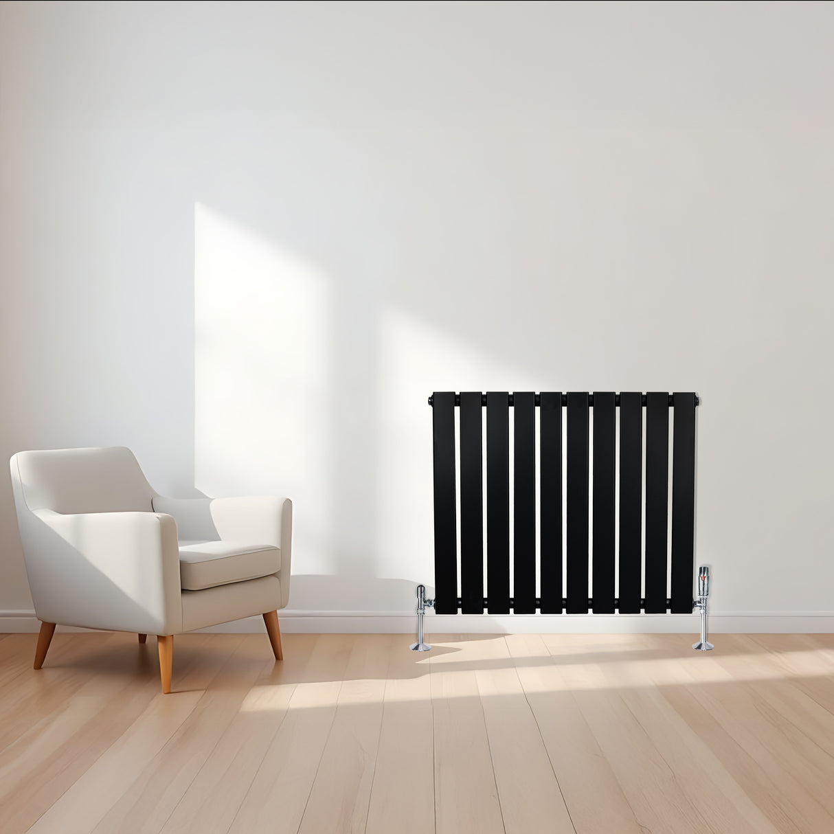 Radiateur plat noir à un panneau, 600 x 700 mm, avec des lignes épurées et une finition lisse, installé dans un intérieur moderne