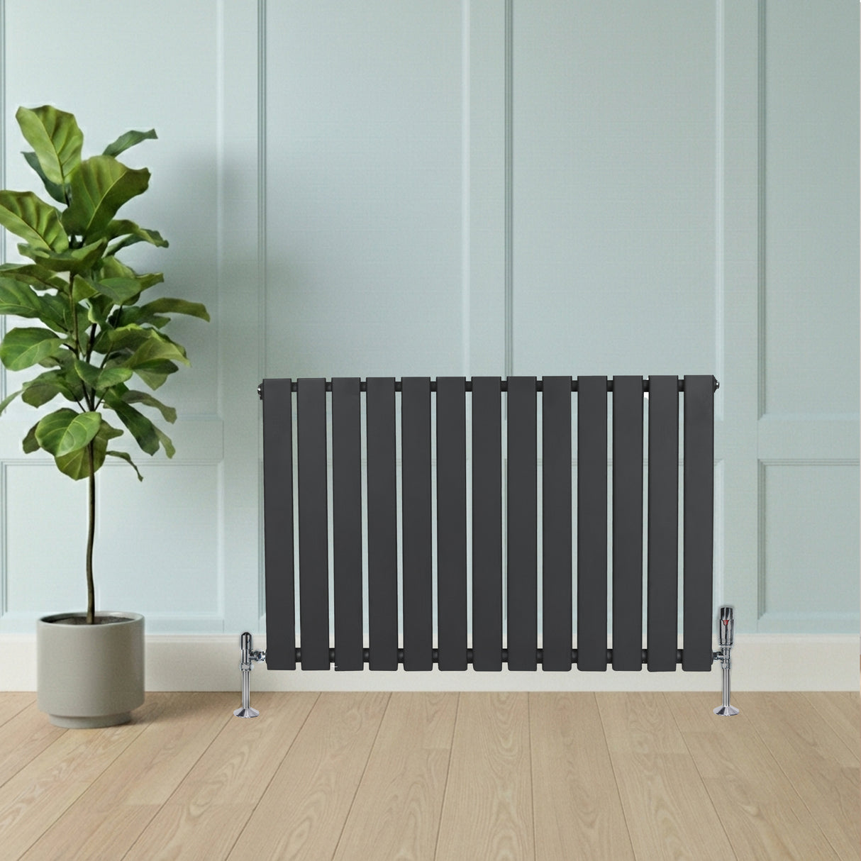 Radiateur plat gris anthracite à un panneau, design moderne avec finitions lisses, installé près d'une plante verte sur un sol en bois clair