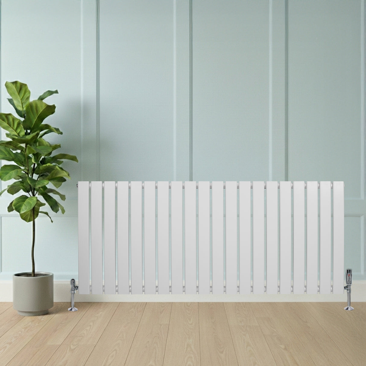 Radiateur plat blanc à 1 panneau, dimensions 600 x 1400 mm, avec des lignes verticales et des pieds en métal, posé sur un sol en bois clair