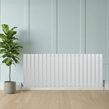 Radiateur plat blanc à 1 panneau, dimensions 600 x 1400 mm, avec des lignes verticales et des pieds en métal, posé sur un sol en bois clair