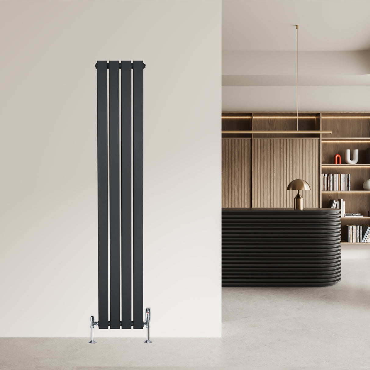 Radiateur plat gris anthracite à 1 panneau, design moderne et épuré, installé sur un mur dans un intérieur contemporain élégant