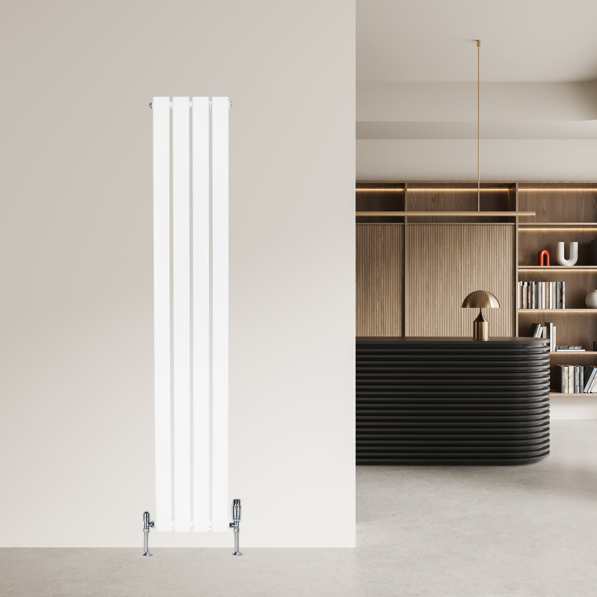 Radiateur plat blanc à un panneau, dimensions 1600 x 280 mm, installé contre un mur dans un intérieur moderne et élégant