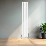 Radiateur plat blanc à un panneau, dimensions 1600 x 280 mm, installé sur un mur clair avec une plante verte à côté