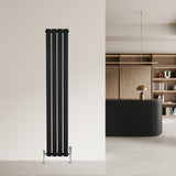 Radiateur plat noir à un panneau, 1600 x 280 mm, avec un design moderne et épuré, installé sur un mur clair dans un intérieur contemporain
