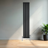 Radiateur plat noir à 1 panneau, 1600 x 280 mm, avec des lignes épurées et une finition mate, installé dans un intérieur moderne avec plante verte