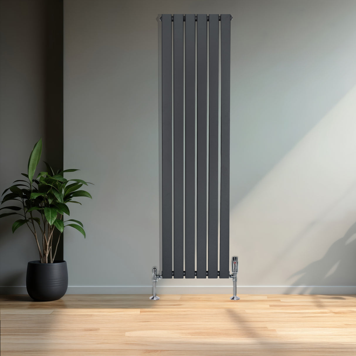 Radiateur plat gris anthracite à un panneau, design moderne avec des lignes verticales, installé dans un intérieur lumineux avec plante verte