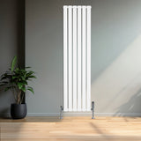 Radiateur plat à un panneau blanc de 1600 x 420 mm, avec des lignes verticales élégantes, installé dans un intérieur moderne et lumineux