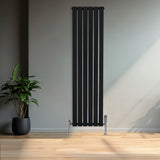 Radiateur plat noir à 1 panneau, 1600 x 420 mm, avec des lignes verticales élégantes et un design moderne, installé dans un intérieur lumineux