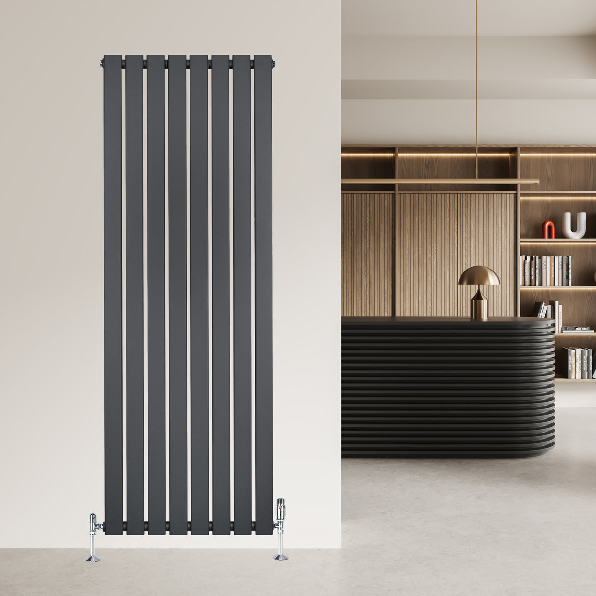 Radiateur plat à 1 panneau gris anthracite, élégant et moderne, installé sur un mur, avec des lignes verticales et des finitions soignées