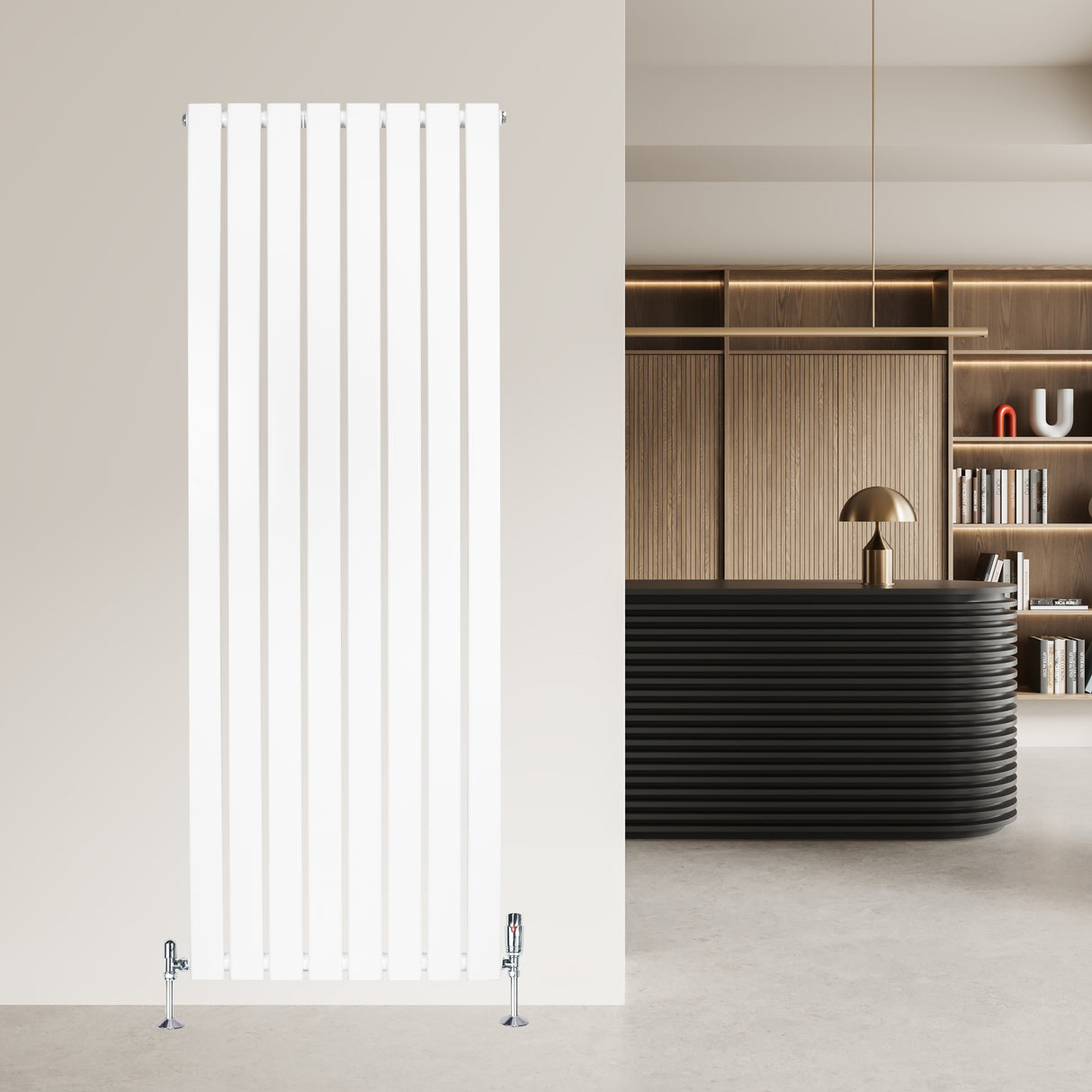 Radiateur plat blanc à un panneau, dimensions 1600 x 560 mm, installé sur un mur moderne avec un intérieur épuré et élégant