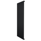 Radiateur plat noir à un panneau, dimensions 1600 x 560 mm, avec des lattes verticales et une finition lisse et moderne