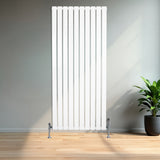 Radiateur plat blanc à 1 panneau, dimensions 1600 x 700 mm, avec des lignes verticales élégantes et des pieds chromés, installé dans un intérieur moderne