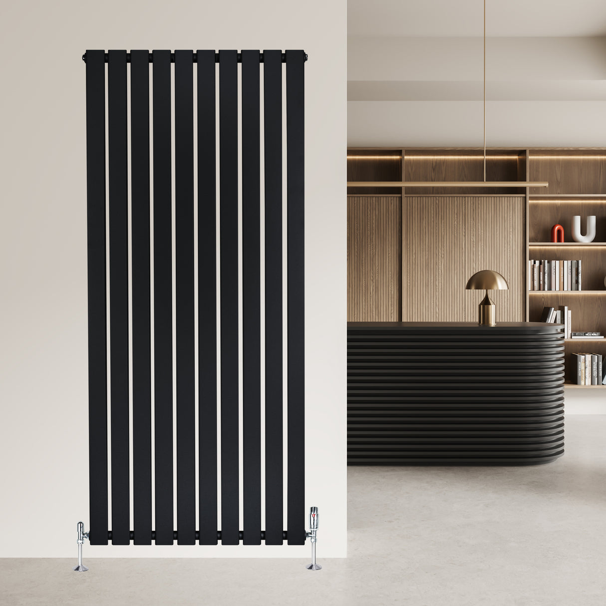 Radiateur plat noir à un panneau, 1600 x 700 mm, avec des lattes verticales et une finition lisse, installé dans un intérieur moderne
