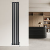 Radiateur plat à 1 panneau gris anthracite, design moderne avec des lignes épurées, installé sur un mur dans un intérieur contemporain