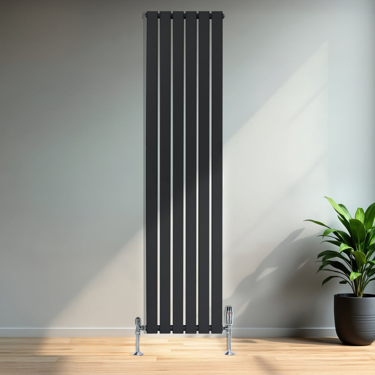 Radiateur plat à 1 panneau gris anthracite, design moderne avec des lignes verticales, installé dans un intérieur lumineux et épuré