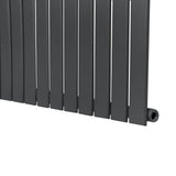 Radiateur plat à un panneau en gris anthracite, dimensions 1800 x 420 mm, avec des lattes verticales et une finition mate élégante