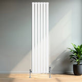 Radiateur plat blanc à un panneau, dimensions 1800 x 420 mm, avec des lignes verticales épurées et des pieds chromés, installé dans un intérieur moderne