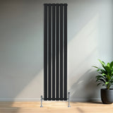 Radiateur plat noir à un panneau, dimensions 1800 x 420 mm, avec une finition lisse et moderne, installé dans un intérieur lumineux