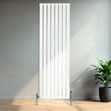 Radiateur plat à un panneau, dimensions 1800 x 560 mm, finition blanche lisse, installé contre un mur dans un intérieur moderne avec une plante verte