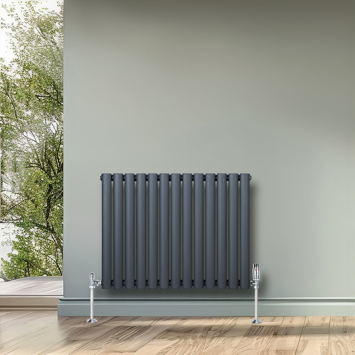 Radiateur à colonnes ovales gris anthracite, 1 panneau, installé sur un mur vert, avec sol en bois clair et vue sur la nature