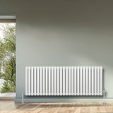 Radiateur à colonnes ovales blanc, 600 x 1620 mm, avec finition lisse et moderne, installé contre un mur dans un intérieur lumineux