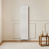 Radiateur à colonnes ovales blanc, 1600 x 360 mm, avec finition lisse, installé sur un mur clair, décor minimaliste et élégant