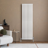 Radiateur à colonnes ovales blanc, 1600 x 480 mm, avec finition lisse et moderne, installé dans un intérieur contemporain chaleureux