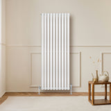 Radiateur à colonnes ovales blanc, 1600 x 600 mm, avec finition lisse et moderne, installé sur un mur clair, décor intérieur élégant