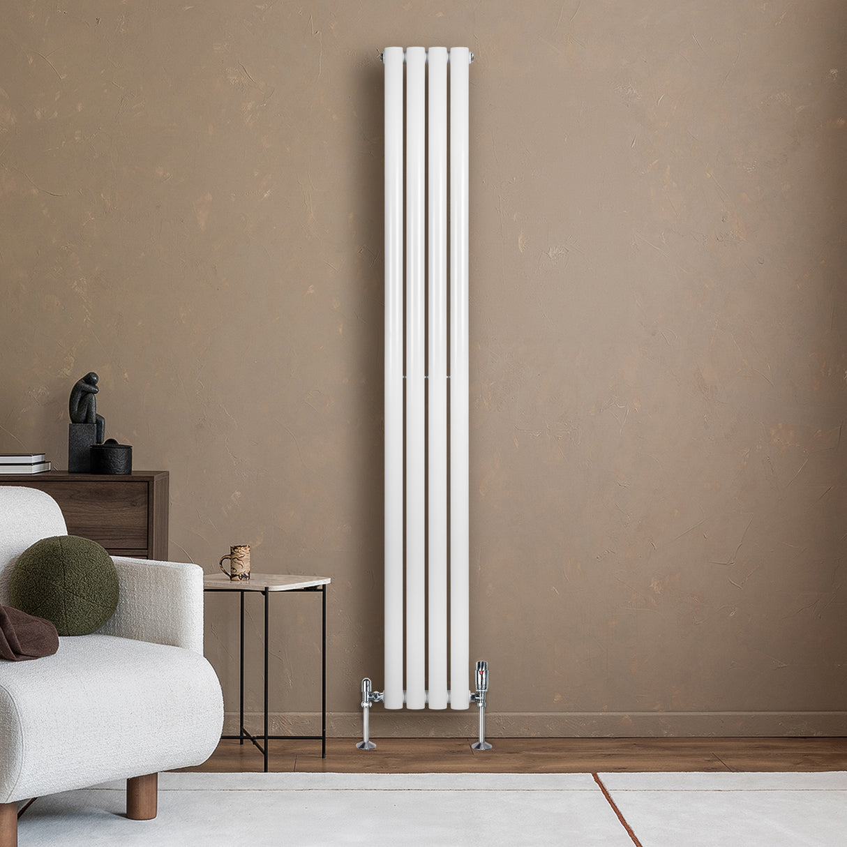Radiateur à colonnes ovales blanc, 1800 x 240 mm, installé sur un mur beige, avec des pieds en métal et un design moderne élégant
