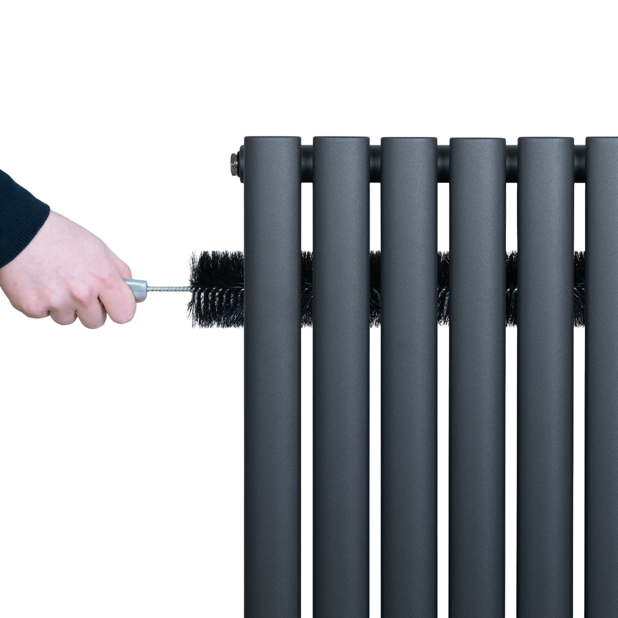 Radiateur à colonnes ovales gris anthracite, 1800 x 360 mm, avec nettoyage en cours à l'aide d'une brosse douce