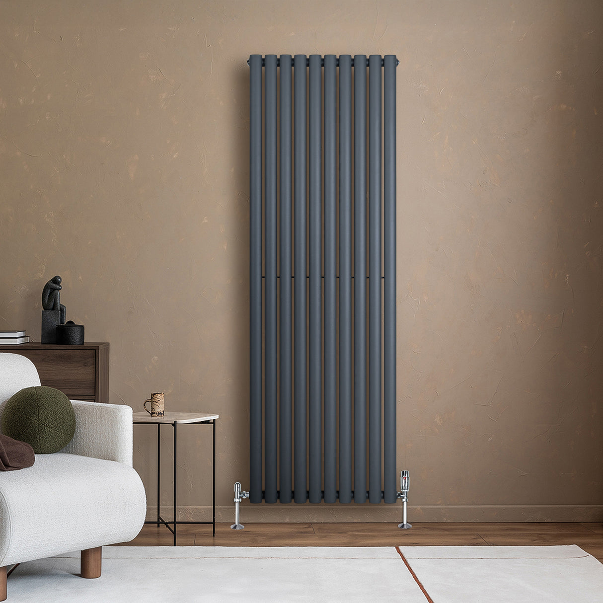 Radiateur à colonnes ovales gris anthracite, 1800 x 600 mm, installé sur un mur beige, avec des pieds en métal et un design moderne