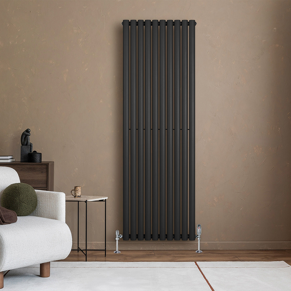 Radiateur à colonnes ovales noir, 1800 x 600 mm, installé sur un mur beige, ajoutant une touche moderne à un salon élégant