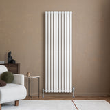 Radiateur à colonnes ovales blanc, 1800 x 600 mm, installé sur un mur beige, avec un design moderne et épuré, idéal pour le chauffage intérieur