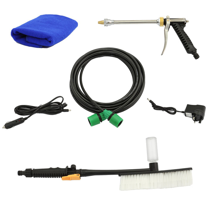 Accessoires de nettoyage comprenant un tuyau noir, une brosse à poils blancs, un pistolet pulvérisateur, un chiffon bleu et des câbles de connexion