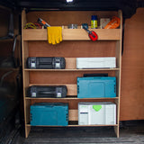 Étagère en contreplaqué avec trois niveaux, outils et boîtes de rangement colorées, idéale pour l'organisation dans un Ford Transit