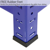 Pied en caoutchouc noir sur un rayonnage en acier bleu, offrant stabilité et protection des sols, avec des perforations pour un montage facile