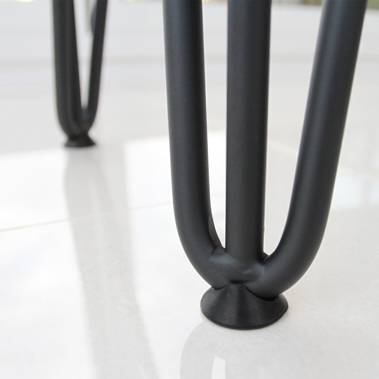Pieds de table noirs en métal, hauteur de 71 cm, avec deux tiges de 10 mm, finition lisse et moderne sur sol brillant