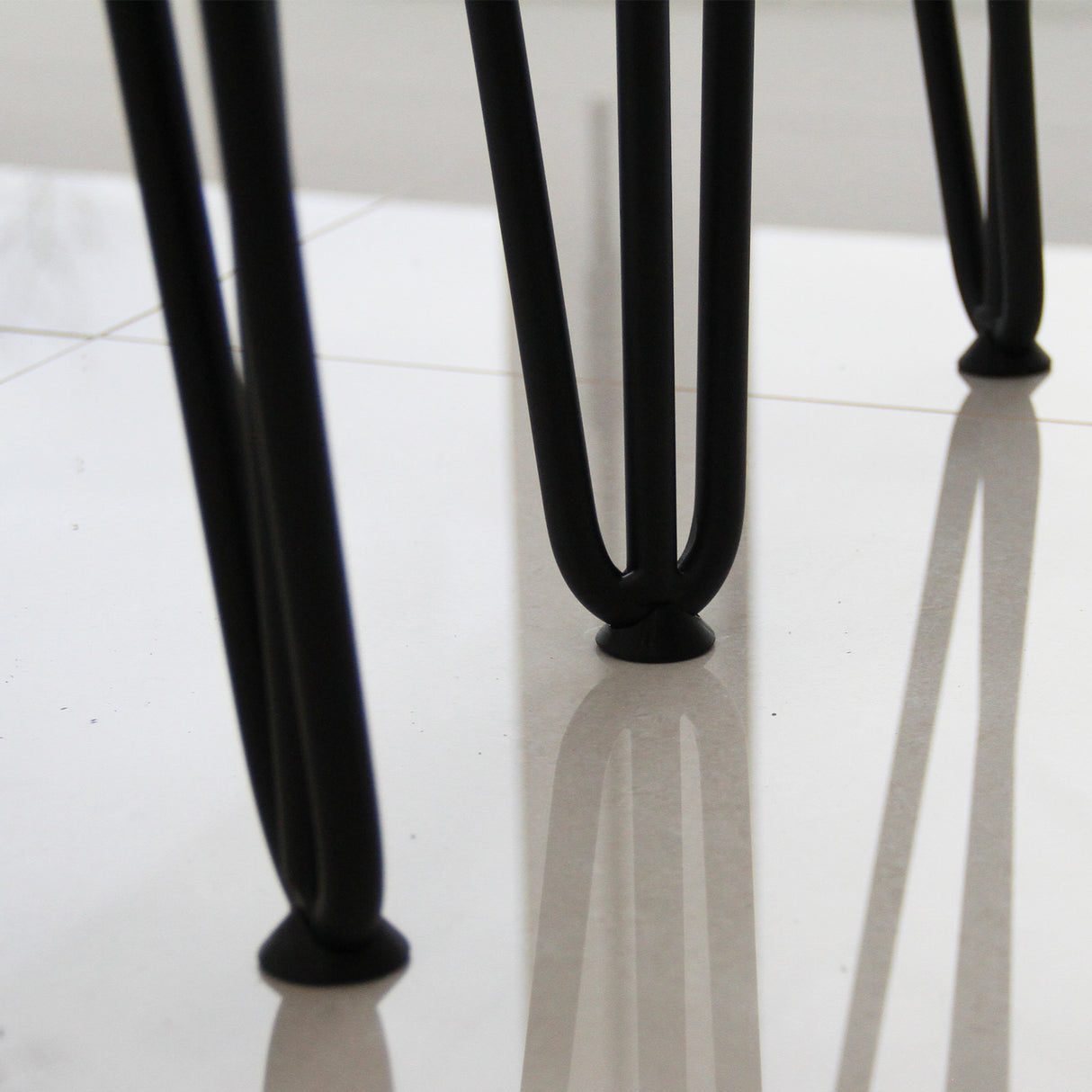 Embouts de protection noirs en caoutchouc pour pieds de table, diamètre de 12 mm, offrant une finition lisse et antidérapante