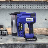 Agrafeuse-cloueuse électrique T-Mech en bleu avec batterie lithium-ion de 18V, posée sur un établi en bois avec outils en arrière-plan